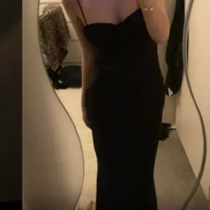 Så himla fin svart klänning ifrån Gina Tricot! Toppen skick, har så många svarta klänningar därav säljer jag denna🥰