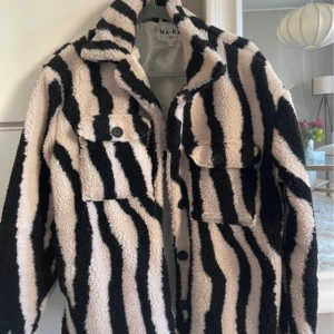 Jacka  - Jacka från NA-KD.  Gott skick.  Använd fåtal gånger. 