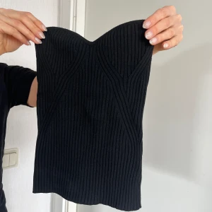 Ribbad- tube topp - Oanvänd ribbad topp från Lindex, prislapp kvar. Säljer pga för liten i storlek. Nypris 199, mitt pris 50kr. Kan fraktas + mötas i Örebro.