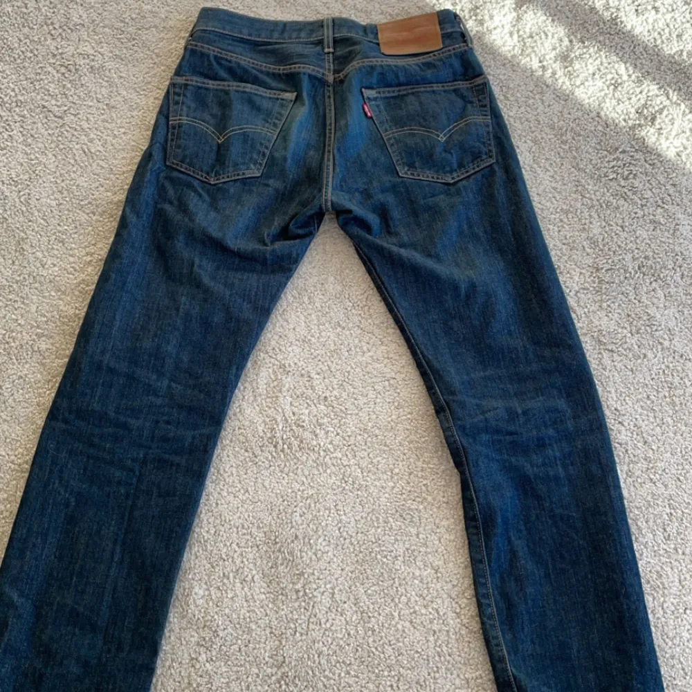 Levis jeans storlek W 28 L32✅ Skick 10/10  nyskick🎉  Mer frågor och funderingar tas privat 🎉🎉 Köpta för 1200. Jeans & Byxor.