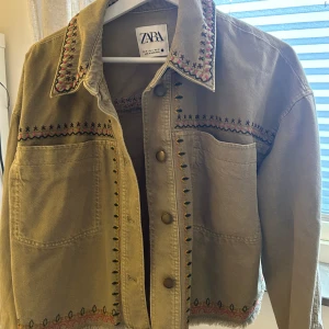 Jeans jacka  - Grön jeans jacka med lite detaljer från zara.  Storlek m och lite kortare i modellen. Jätte bra skick då den är använd två gånger ❤️💋🦦
