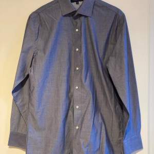 Skjorta från Tommy Hilfiger.  100 % bomull.  Längd armhåla till armhåla ca 52 cm. Längd ca 81 cm.