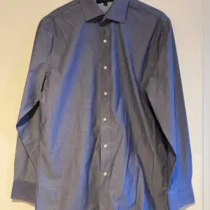 Skjorta från Tommy Hilfiger.  100 % bomull.  Längd armhåla till armhåla ca 52 cm. Längd ca 81 cm.