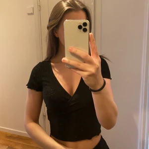 Glittrig topp - Glittrig festlig topp från H&M med djup urringning, använd en gång bara! 