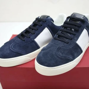 Valentino flycrews  - Hej söker dessa skor i storlek 43 och färg blå om ni har dessa skriv jätte gärna t mig kan betala bra