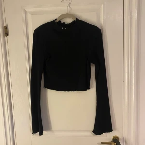 Svart kort tröja  - Svart kort tröja som är inte kommer till användning