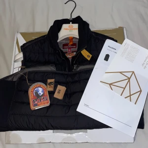 Parajumpers Svart väst M  - Lättviktsdunväst från Parajumpers.