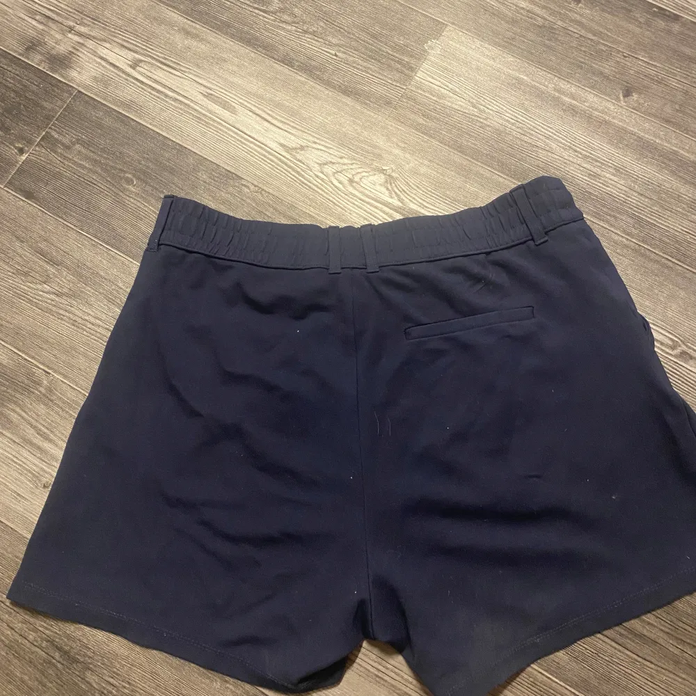 Marinblåa shorts som jag fått begagnat, jättesköna att ha på och väldigt fina. Säljer för att jag inte använder de längre. Storlek L men passar nog mer en M.. Shorts.