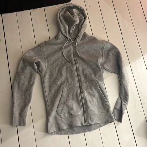 Jack & Jones zip up - Säljer min Jack & Jones zip hoodie. Oanvänd, köptes för 600kr. Pris diskuterbart vid snabb affär.
