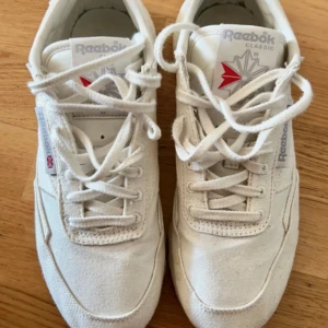 Reebok sneakers  - Sneakers från Reebok. Storlek 38-38,5. Använda en säsong så i fint skick! Mjuka och sköna på fötterna ☺️