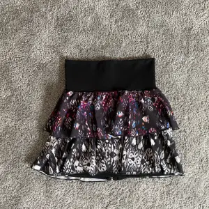 Säljer denna fina kjol som också går att använda som en söt topp💕