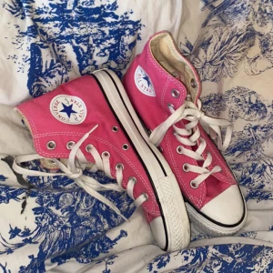 Converse  - Rosa Converse skor i storlek 37✨använd bara en gång. Perfekt till sommaren💕💕🥥
