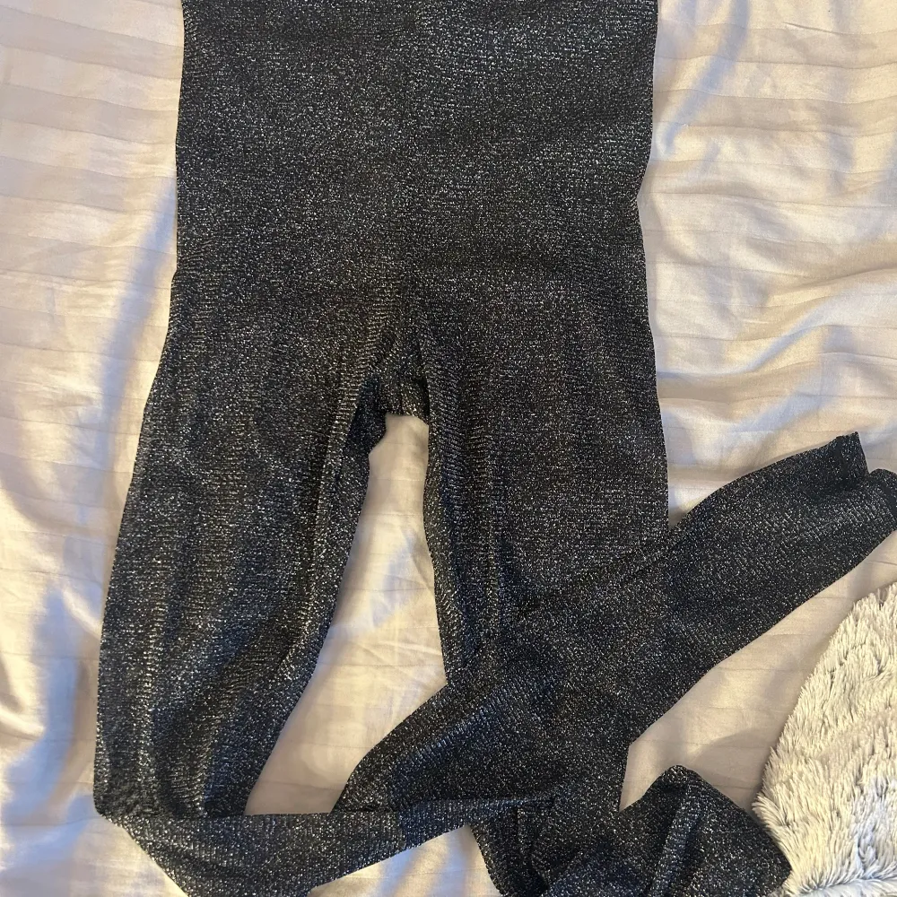 Glittriga mesh-leggings från h&m. Aldrig använda. Säljs endast tillsammans med något annat plagg/objekt på min sida med tanke på priset. . Övrigt.