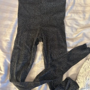 Glittriga mesh-leggings - Glittriga mesh-leggings från h&m. Aldrig använda. Säljs endast tillsammans med något annat plagg/objekt på min sida med tanke på priset. 
