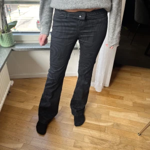 Mönstrade jeans - Så snygga svarta mönstrade jeans!! Midjemått 32 cm och innerbenslängd 80 cm. Dem är stretchiga 