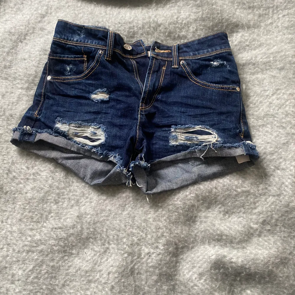 Super söta jeans shorts, i stolek 32💕 använd inte köp nu. Shorts.