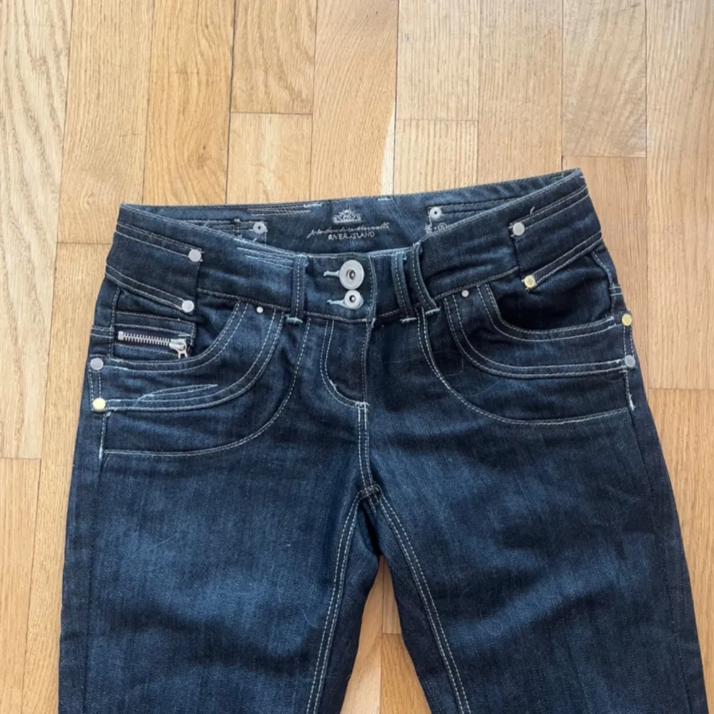 Så unika och coola mörkblå lågmidjade jeans!! Midjemått 37 cm och innerbenslängd 80 cm. Passar xs/s. Jeans & Byxor.