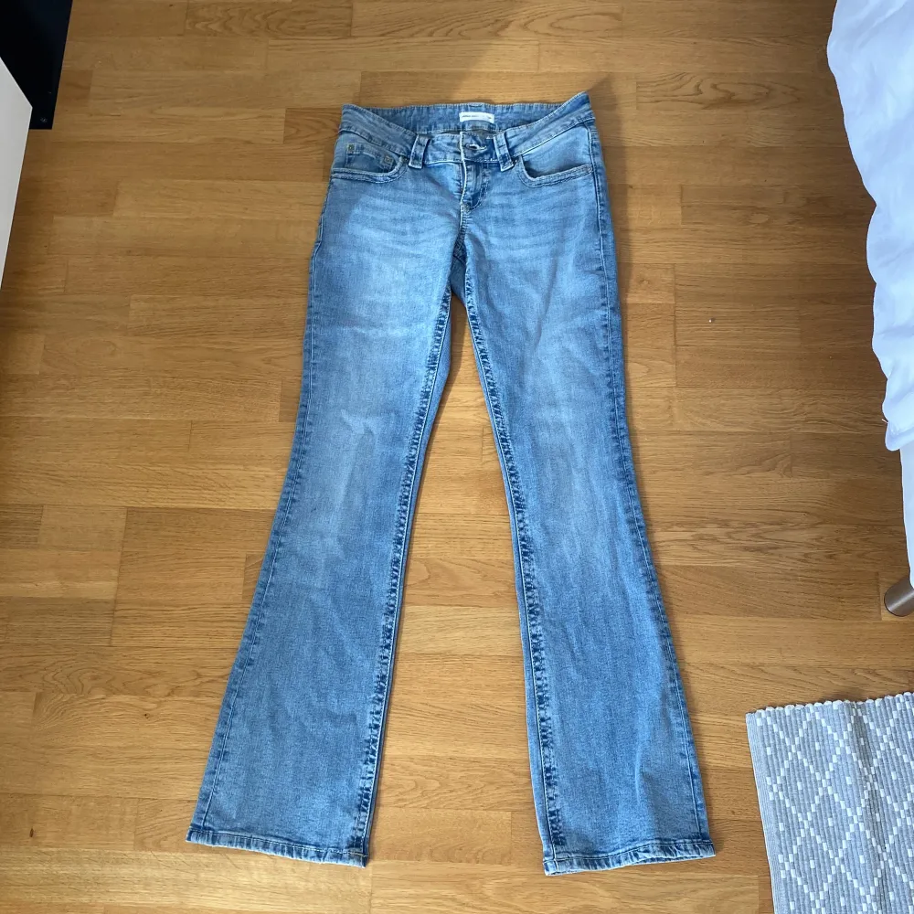 Säljer mina y2k jeans från gina tricot. Aldrig använda, endast provade. Köpta för 500kr. Jeans & Byxor.