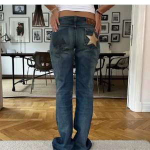 Säljer så sjukt coola jeans från dolce&gabbana. De är köpta här på plick ❌bilderna är lånade❌skriv om ni vill att jag skickar bild. Midjemått = 39cm. Runt om = ca 85cm. Innerbenslängd = 86cm. Total längd= 106cm. Jag är 172cm och de är långa på mig💗