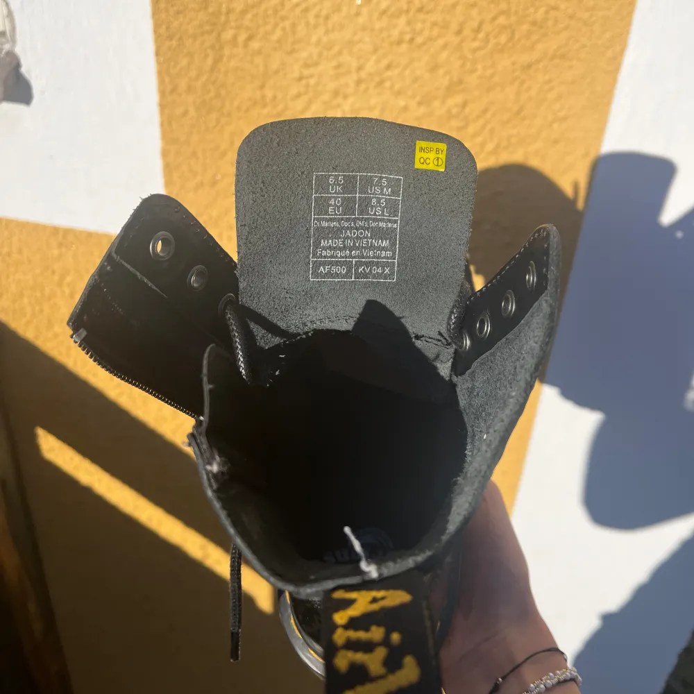  • Dr Martens jadon kängor i väldigt bra skick  • Endast är använda ett fåtal gånger  • Köpta på Dr Martens egna hemsida  • Nypris 2400kr. Skor.