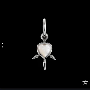 Maria Nilsdotter örhänge  - Hej jag säljer mitt örhänge får Maria Nilsdotter, det är köpt för ungefär 4 månader sen och är i vädligt bra skick❤️