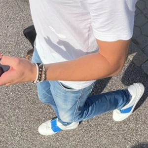 Replay - Hej säljer mina replay ambassad som är i okej skick förutom att det är ett litet hål vid bakfickan på byxorna.