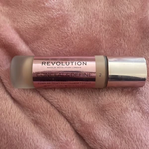 Revolution foundation - Säljer min revolution foundation då den tyvärr är för orange för mig. Färgen F8. Har endast testat den på handen. Nypris ca 115kr mitt pris 25kr😊