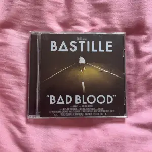 Bastille Bad Blood album! Köpt för väldigt längesen så den har repor och även spelats några gånger, se tredje bilden 🌟 Har inte använts på några år! 50 kr + frakt ✨