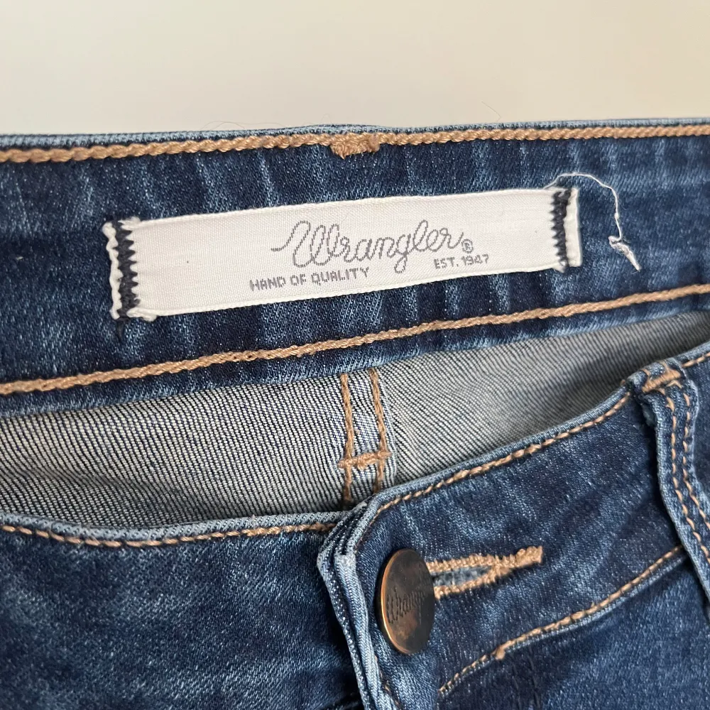 Låga jeans i storlek S. Lågmidjade, använda men i bra skick. Jeans & Byxor.