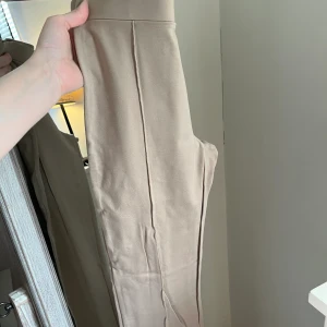Byxor - Byxor ifrån indiska, mjuka byxor som ser ut som kostymbyxor nästa på! Använd ett fåtal gånger! Ett par svarta och ett par beiga, båda för 150kr