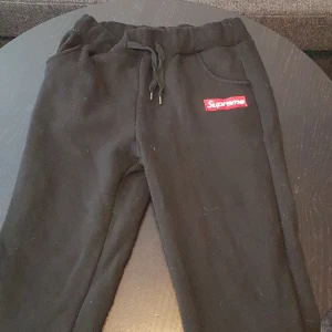Supreme byxor - säljer nu ett par supremebyxor i strl L. Använda ett fåtal gånger och är helt i nyskick. 