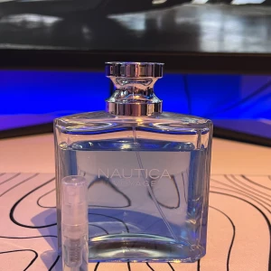 Nautica Voyage - 2ml sample av den populära parfymen Nautica Voyage. Köp en billig sample av parfymen innan du köper den så du får se om du gillar hur den luktar och beter sig på din hud! SKRIV TILL MIG FÖR BILLIGARE FRAKT‼️