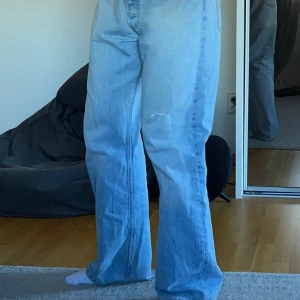 Levis jeans - Super snygga köpta second hand. Perfekt wash, low waist och baggy stil.   Skavanker finns (kolla bilder) därav hela 50% av!!  Passar alla från M-XL beroende på önskad passform