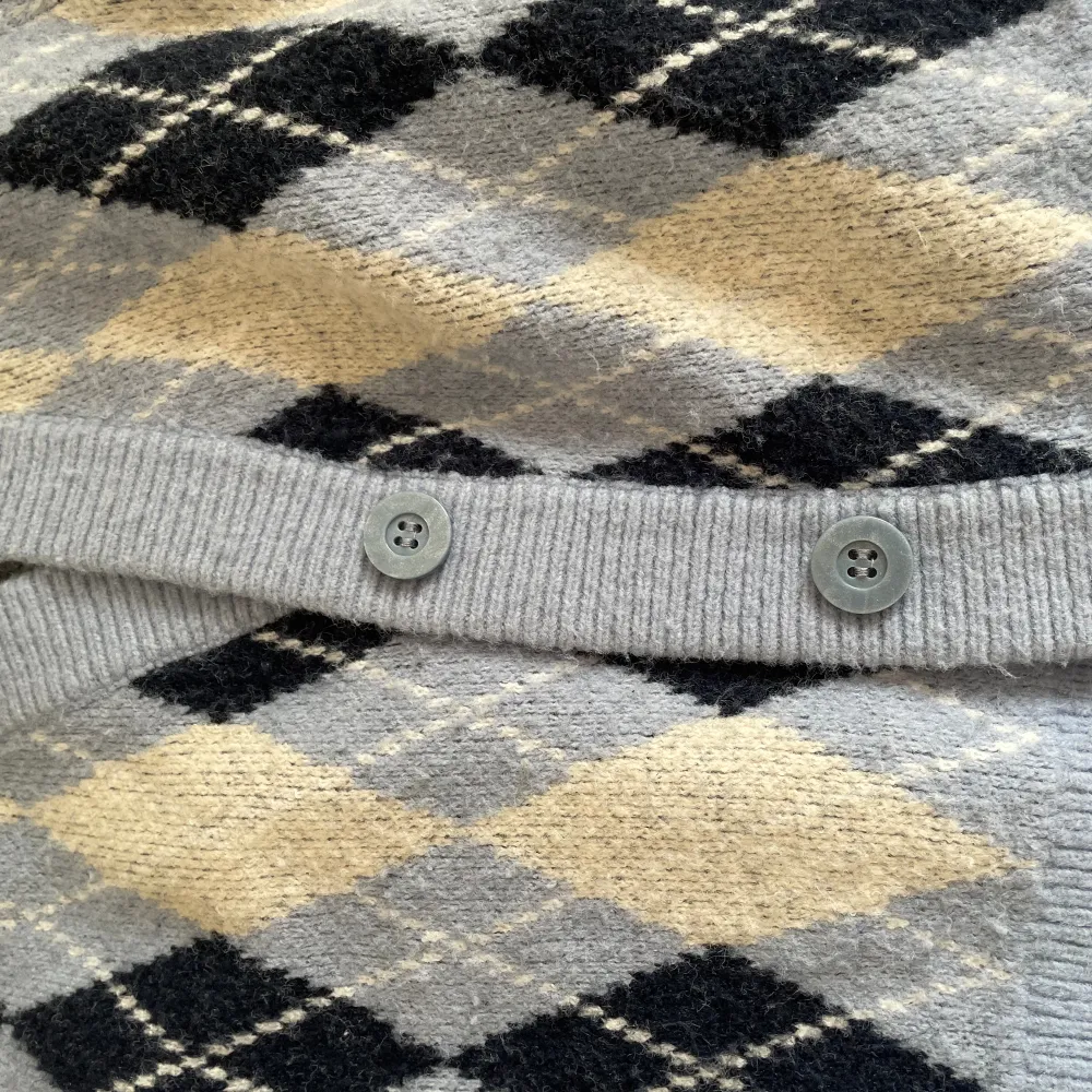 Preppy cardigan i rutigt mönster Storlek M Sparsamt använd och så mjuk och skön☺️💞. Tröjor & Koftor.