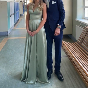 Balklänning  - Mintgrön balklänning i siden köpt föra året endast använd på balen. Den är i jättefint skick. Köptes ny för 3500kr från Ivory Field.  Hör av er om ni vill ha fler bilder. Kan tänka mig att diskutera pris. 