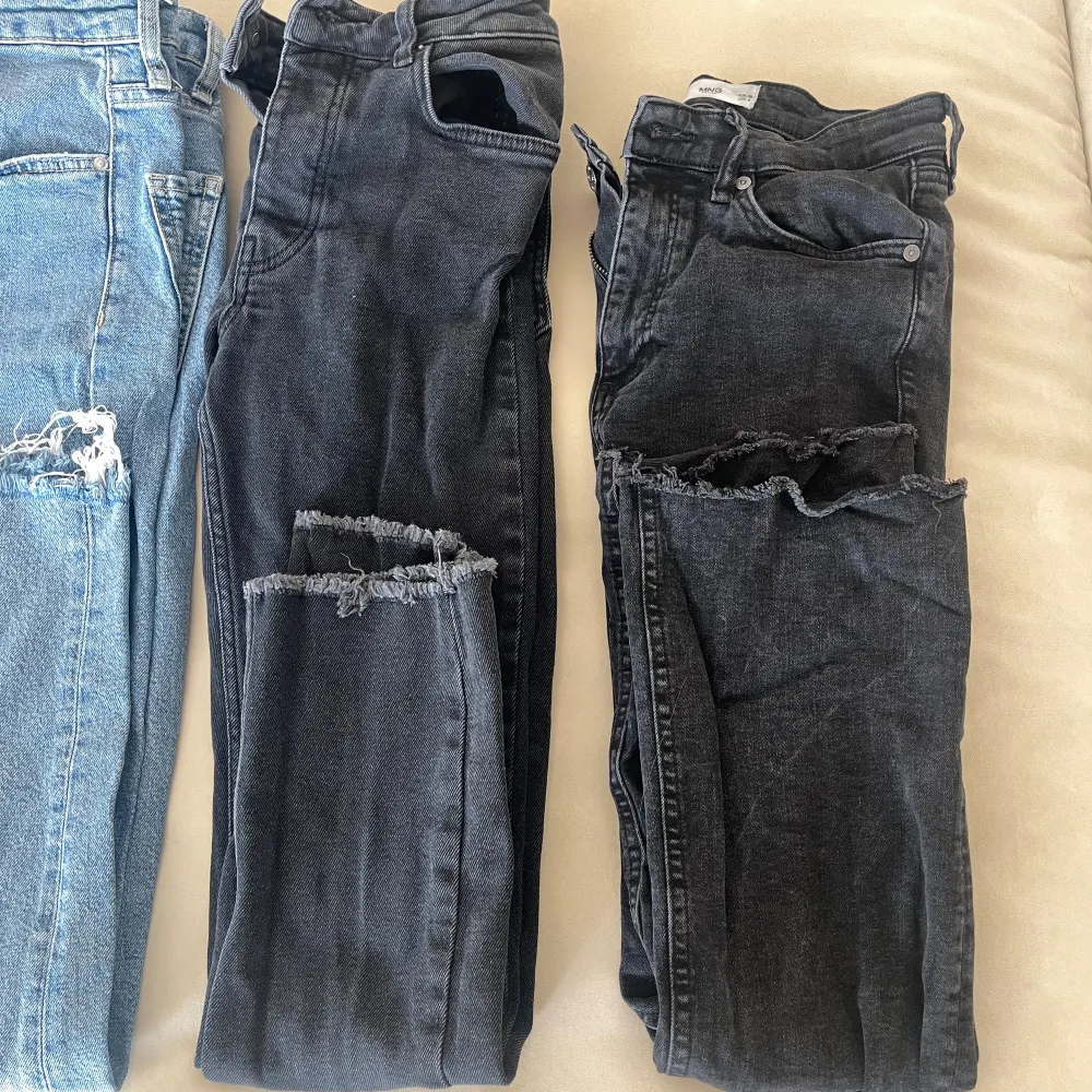 Säljer fyra jeans i fint skick💕  Märke: Mango, ZARA och Rut & Circle  Storlek S/ 36 på samtliga jeans.   Säljes pga flytt. . Jeans & Byxor.