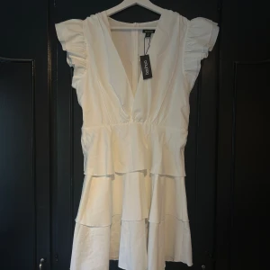 Vit klänning  - Helt oanvänd och ny klänning från Boohoo, lappen kvar! Jättefin och passar perfekt till student/skolavslutning. Råkade beställa i fel storlek, därav säljer jag den🩷