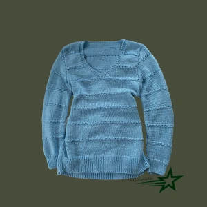 Hemmastickad tröja  - Super fin hemmastickad tröja, den har några maskor som lossat något (se bild) men annars väldigt fin! Uppskattar att den är M!💗🫶