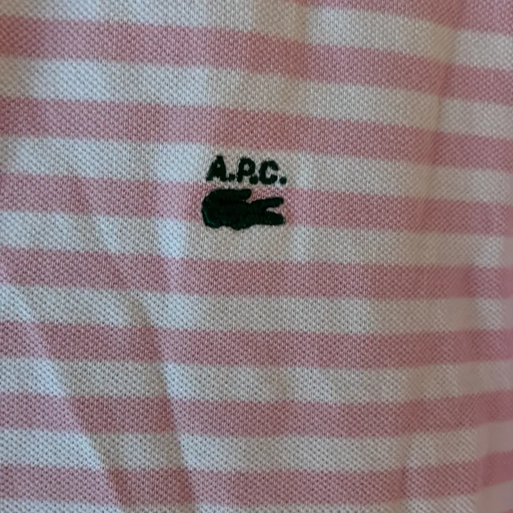 Snygg APC Lacoste tröja i storlek S men kan absolut kan användas som storlek M . T-shirts.