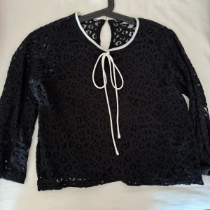 Blus med knyte - Jättefin blus med knyte i halsen