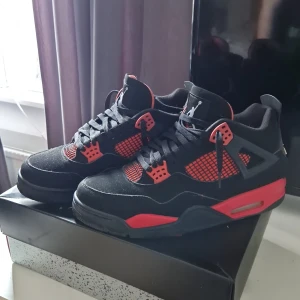 Jordan 4 red thunder - Säljer mina Jordan 4 inget är fel på dom. Dom är använda ett par gånger bara