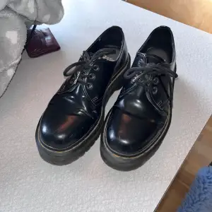 säljer dessa dr martens med platform på ca 3,5cm. i riktigt bra skick förutom några märken på framsidan. pris kan diskuteras