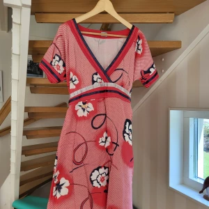 Sommarklänning från Oasis  - Bra skick, superfin sommarklänning. Liten i stl.