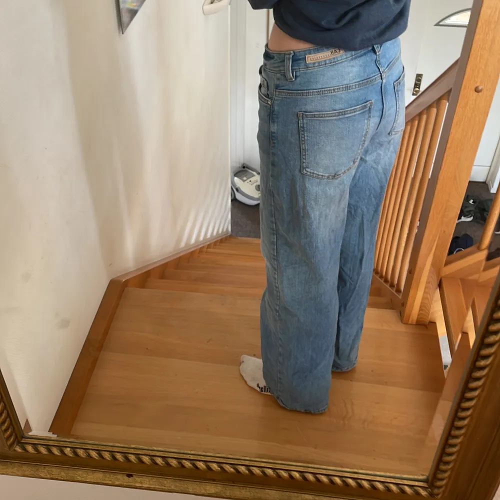 Så coola jeans som passar till allt😍. I storlek 170, men passar mig som är typ 1,70 lång och har xs-m. Stryker innan jag skickar💗 öppen för prisförslag, vill bara bli av med!!. Jeans & Byxor.