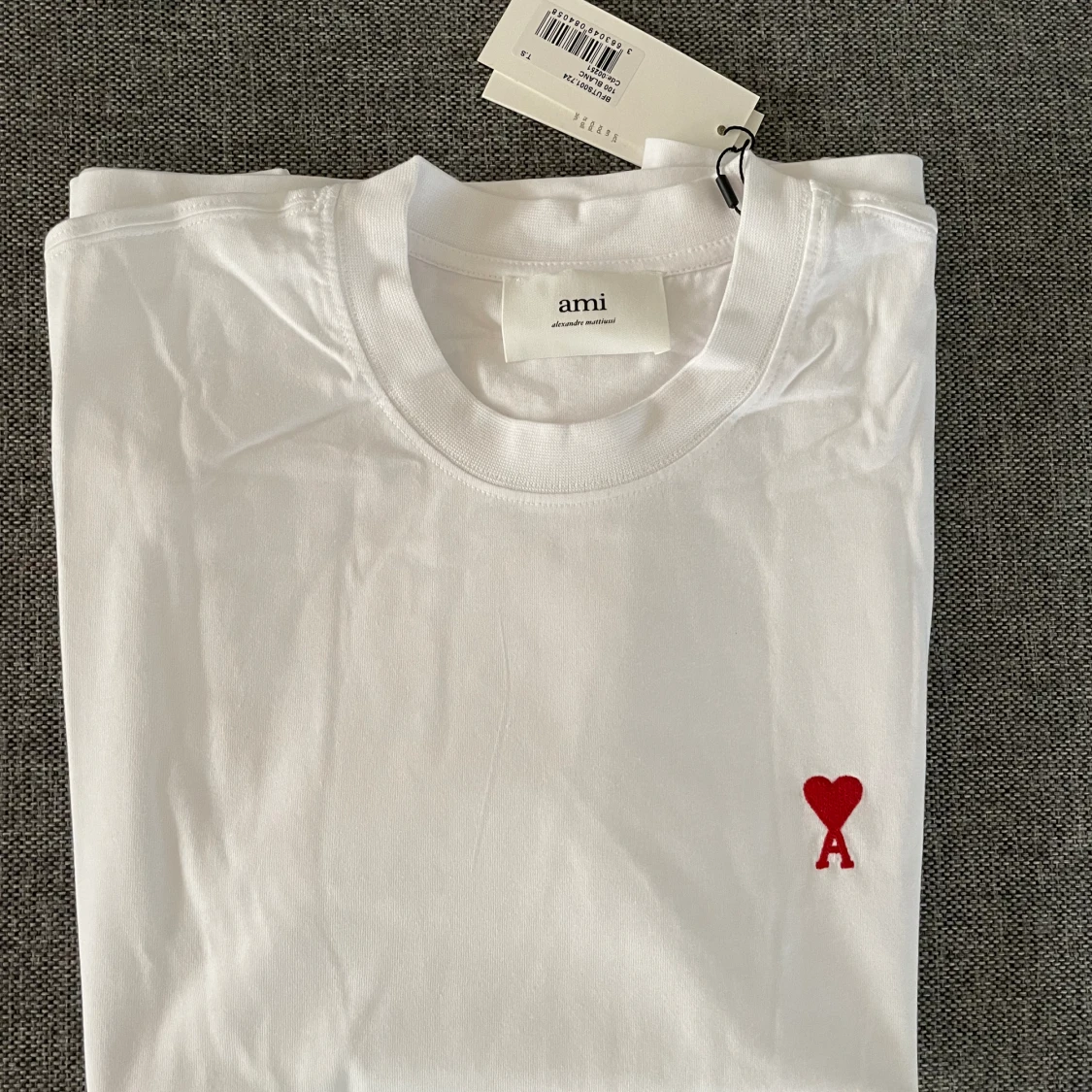 Säljer min Ami Paris t-shirt 