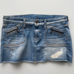 Lågmidjad jeanskjol - Jättesnygg lowaist jeanskjol!!💕💕 Midjemått rakt över: 40 cm 