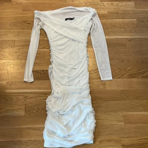 Off shoulder klänning - Off shoulder klänning