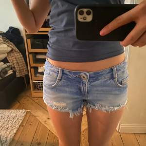 Lågmidjade perfekta jeansshortsen, jättefin ljusblå/blå färg me lite slitningar och fina detaljer på fickorna. Perfekt lagom Lågmidjade och så sommriga och fina! Strl S men passar även XS skulle jag säga, jag är ca 165 💞