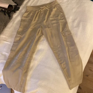 Tygbyxor - Snygga Tygbyxor från Gina tricot som är för korta för mig