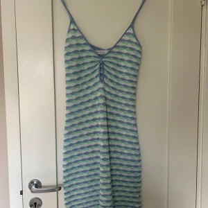 Stickad klänning bershka - Stickad klänning från Bershka som aldrig är använd med prislapp kvar